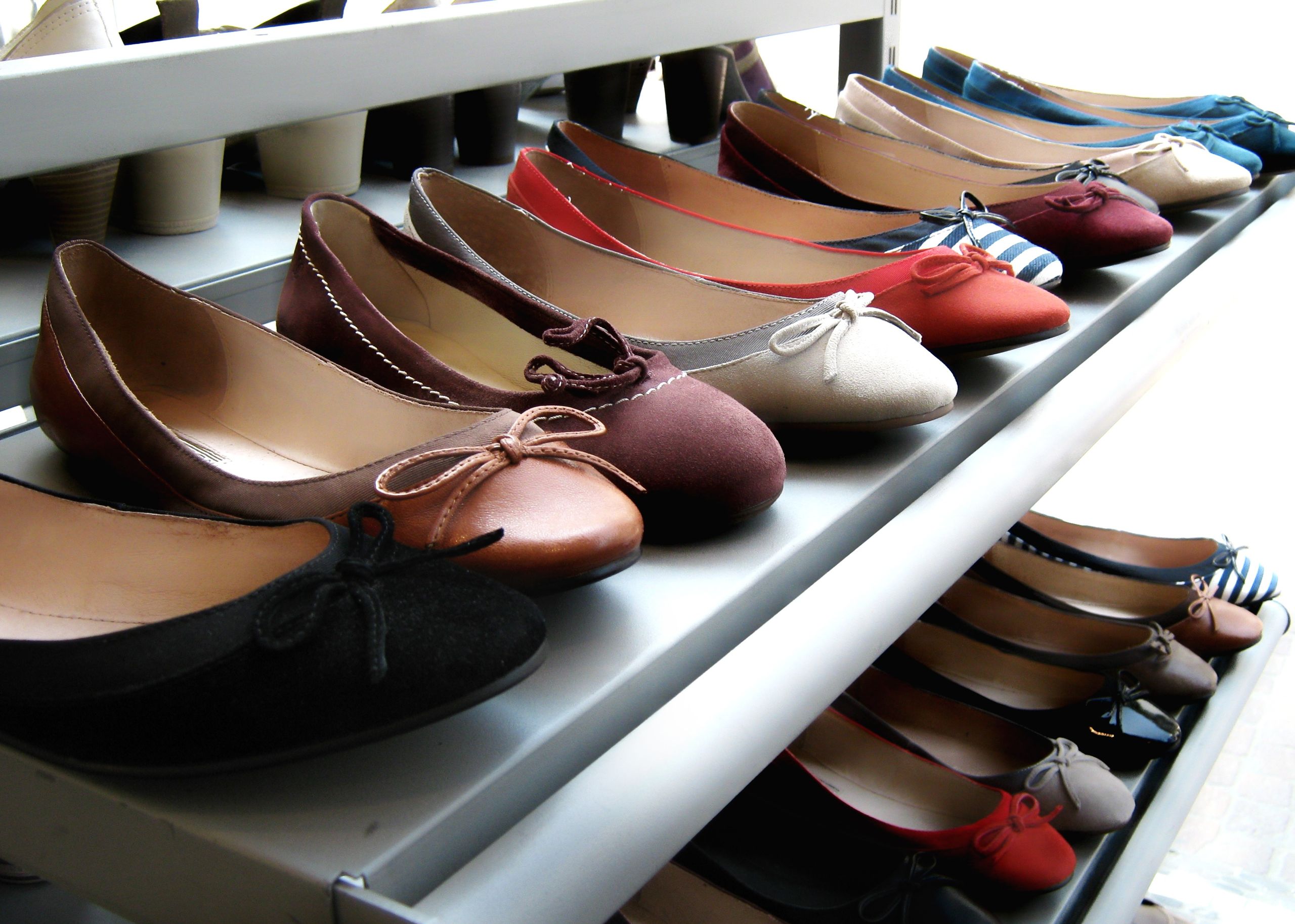 Shoe store display shelf